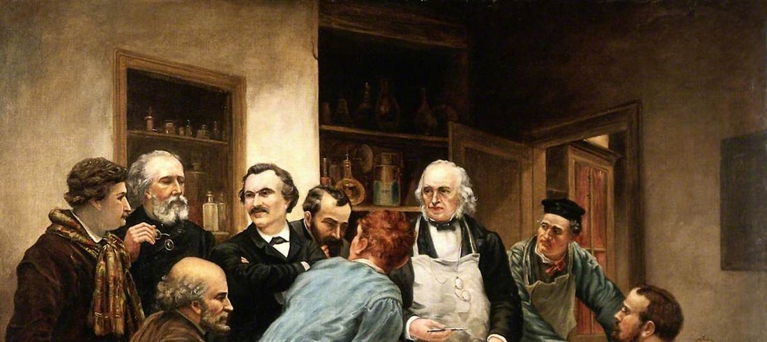Peinture ancienne : Claude Bernard en tablier, entouré de ses élèves dans un laboratoire encombré de flacons