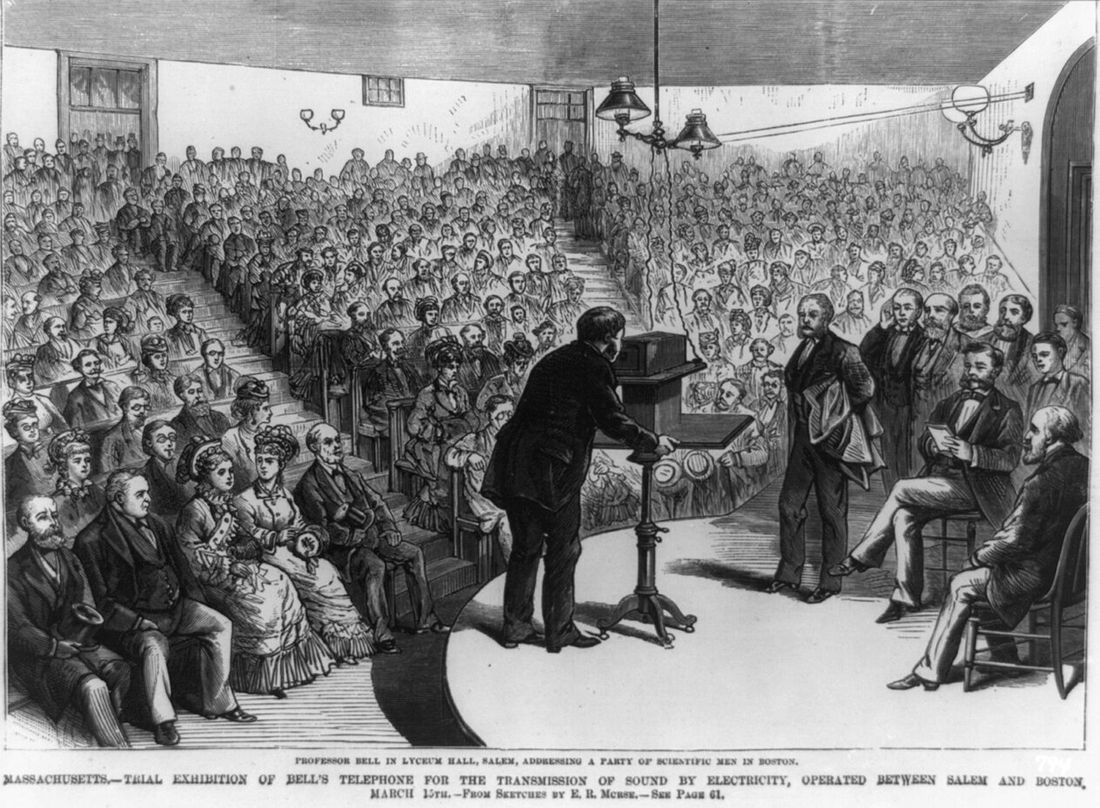 Gravure d'une démonstration publique du téléphone de Bell dans une salle comble, 1877