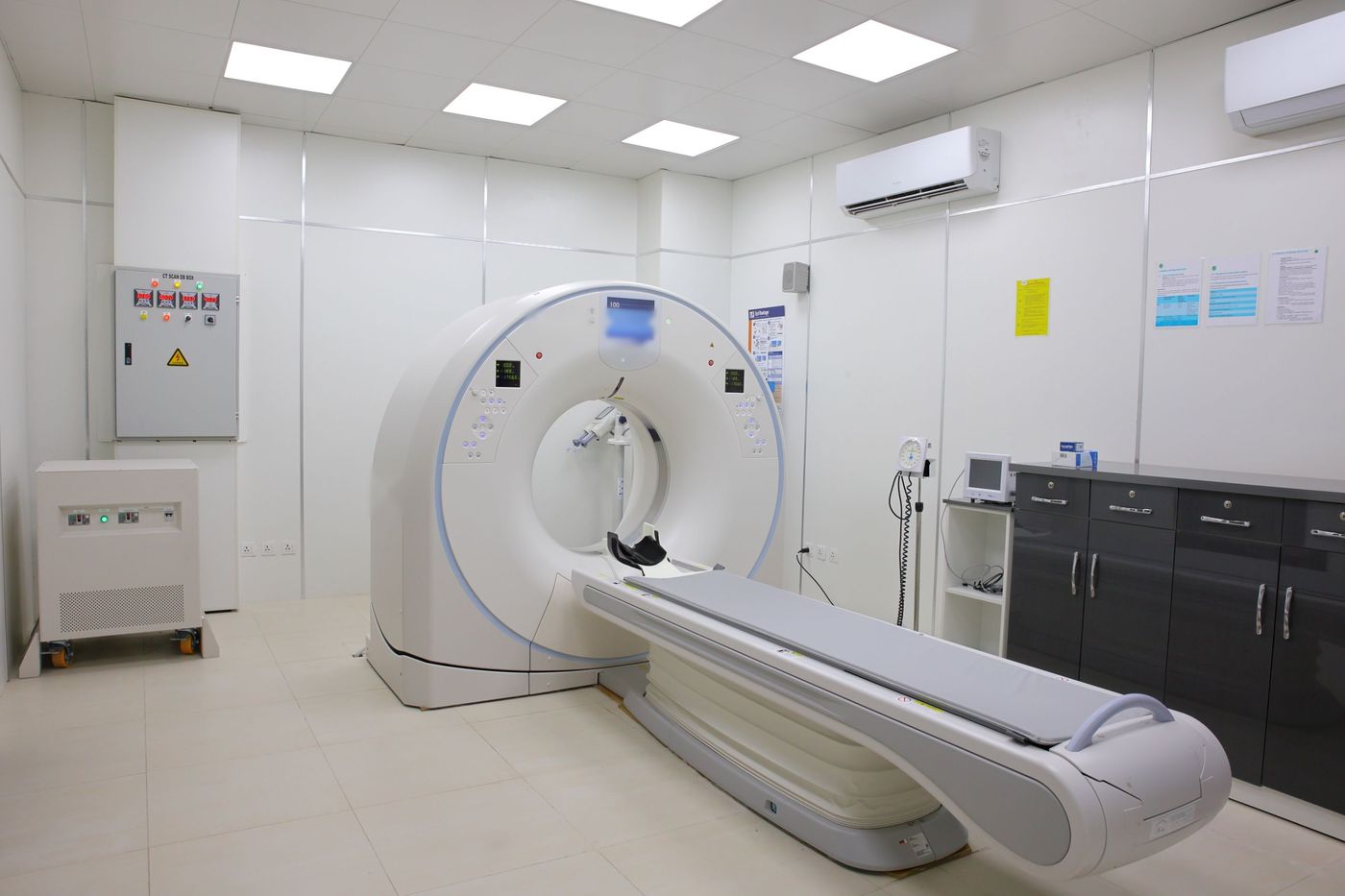 Scanner en forme d'anneau et sa table d'examen dans une salle blanche